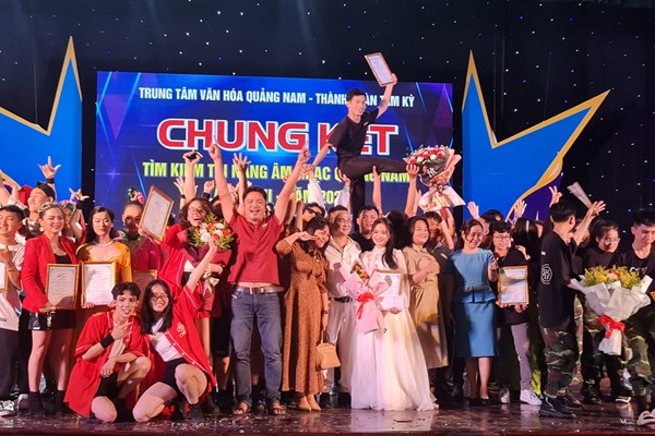 22 tiết mục đoạt giải thưởng tại cuộc thi “Tìm kiếm tài năng âm nhạc” tỉnh Quảng Nam lần thứ II – Năm 2022. - Anh 1