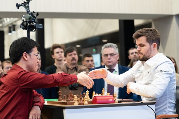 Lê Quang Liêm lần đầu đánh bại “Vua cờ” Carlsen - Anh 1