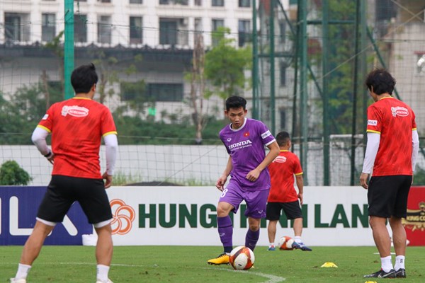 Tuyển U23 Việt Nam gọi bổ sung tiền vệ Hai Long - Anh 1