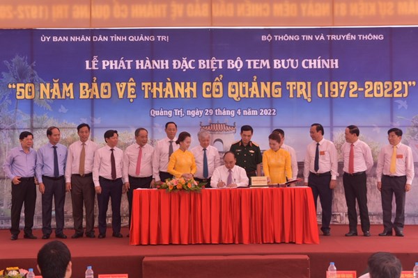 Chủ tịch nước Nguyễn Xuân Phúc ký phát hành bộ tem bưu chính “50 bảo vệ Thành cổ Quảng Trị” - Anh 1