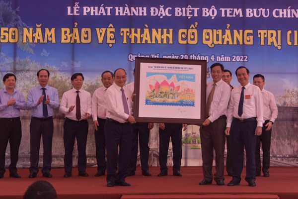 Chủ tịch nước Nguyễn Xuân Phúc ký phát hành bộ tem bưu chính “50 bảo vệ Thành cổ Quảng Trị” - Anh 2