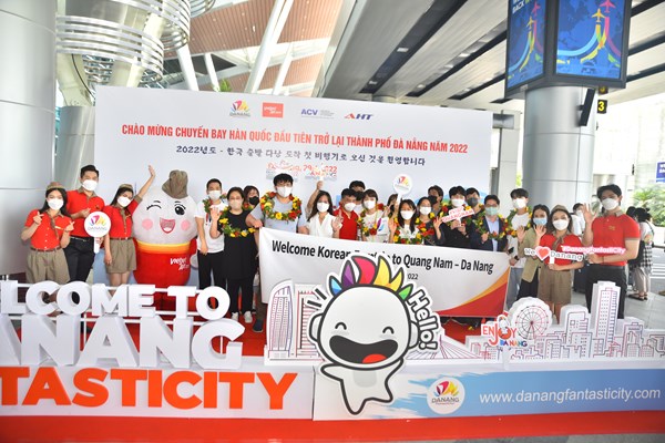 Đà Nẵng đón 220 du khách đầu tiên đến từ Hàn Quốc - Anh 1