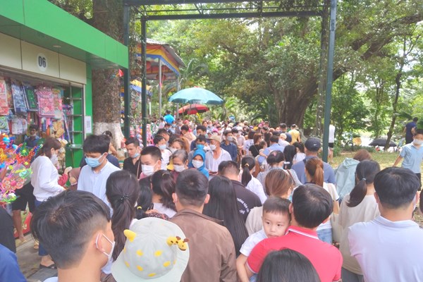 Hà Nội: Công viên Thủ Lệ đông nghẹt người dịp nghỉ lễ 30.4 – 1.5 - Anh 1