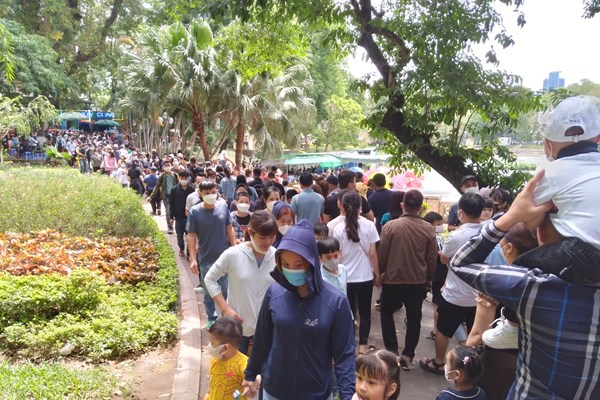Hà Nội: Công viên Thủ Lệ đông nghẹt người dịp nghỉ lễ 30.4 – 1.5 - Anh 4