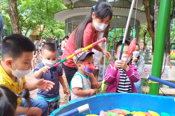 Hà Nội: Công viên Thủ Lệ đông nghẹt người dịp nghỉ lễ 30.4 – 1.5 - Anh 7