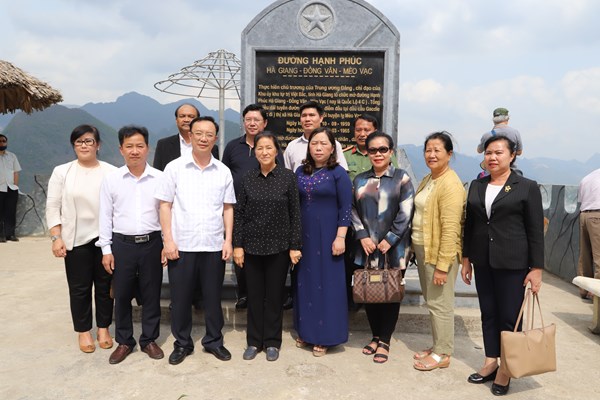 Phó Chủ tịch nước CHDCND Lào thăm danh thắng đèo Mã Pì Lèng - Anh 3