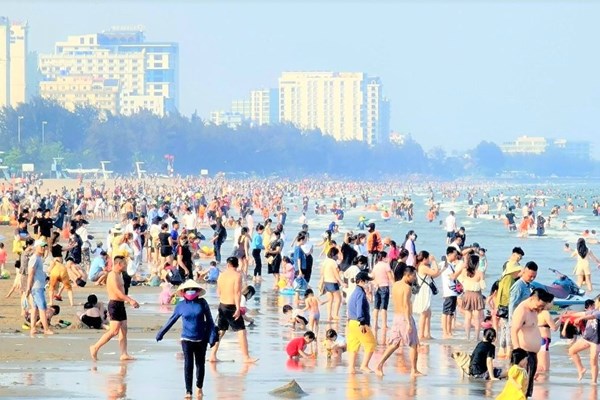 Thanh Hoá đón 900.000 lượt khách, doanh thu gần 2000 tỷ đồng trong dịp nghỉ lễ - Anh 1