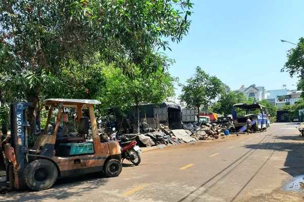 Chiếm dụng công viên, vỉa hè, lòng đường làm nơi sửa chữa ô tô (TP Quy Nhơn, Bình Định): Cần sớm giải quyết dứt điểm - Anh 2