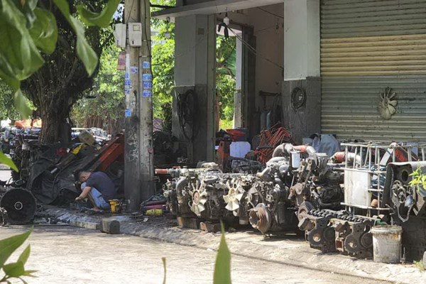 Chiếm dụng công viên, vỉa hè, lòng đường làm nơi sửa chữa ô tô (TP Quy Nhơn, Bình Định): Cần sớm giải quyết dứt điểm - Anh 1