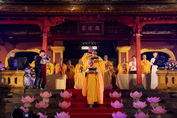 Thắp sáng 7 hoa sen khổng lồ trên sông Hương mừng Đại lễ Phật đản - Anh 1