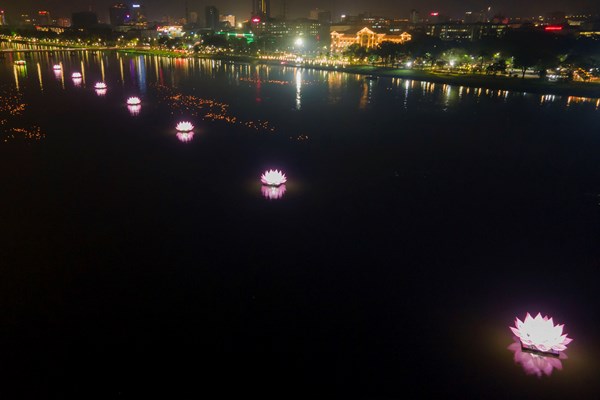 Thắp sáng 7 hoa sen khổng lồ trên sông Hương mừng Đại lễ Phật đản - Anh 2