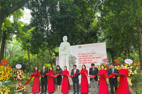 Triển lãm Di tích lưu niệm và tượng đài Chủ tịch Hồ Chí Minh tại Việt Nam và trên thế giới - Anh 1