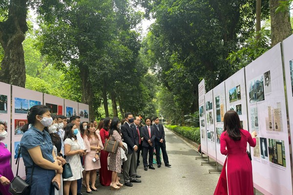 Triển lãm Di tích lưu niệm và tượng đài Chủ tịch Hồ Chí Minh tại Việt Nam và trên thế giới - Anh 2
