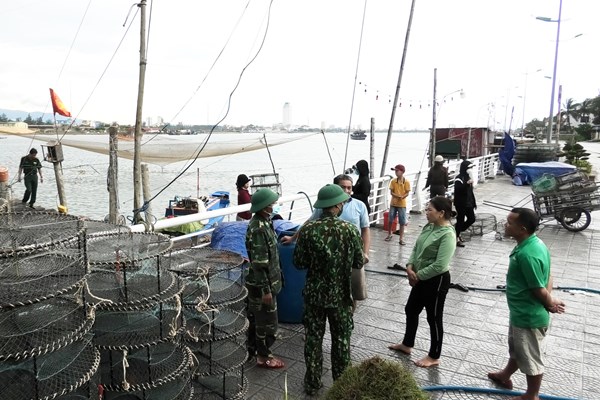 Tàu cá bị lật nghiêng khi đang neo đậu ở sông Nhật Lệ - Anh 2