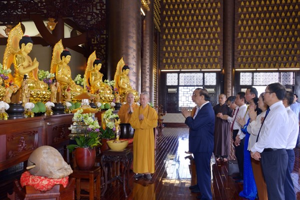 Chủ tịch nước Nguyễn Xuân Phúc chúc mừng Đại lễ Phật đản tại TP.HCM - Anh 3