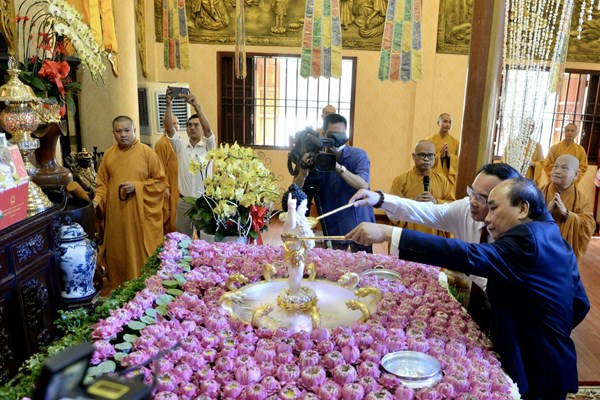 Chủ tịch nước Nguyễn Xuân Phúc chúc mừng Đại lễ Phật đản tại TP.HCM - Anh 5