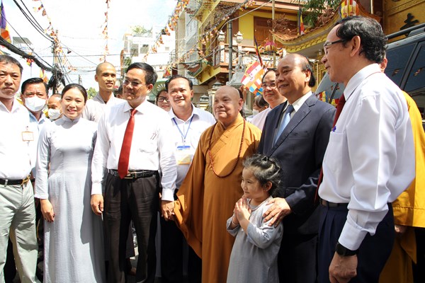 Chủ tịch nước Nguyễn Xuân Phúc chúc mừng Đại lễ Phật đản tại TP.HCM - Anh 6