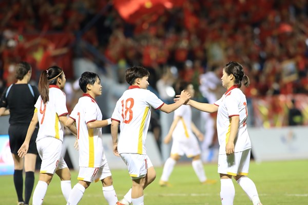 Tuyển nữ Việt Nam vào bán kết sau khi thắng đậm Campuchia - Anh 2