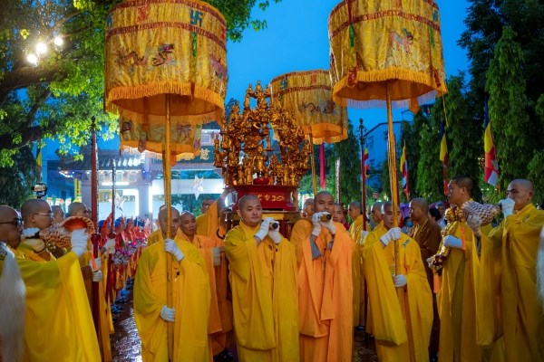 Trang nghiêm lễ rước Phật tại Huế - Anh 9