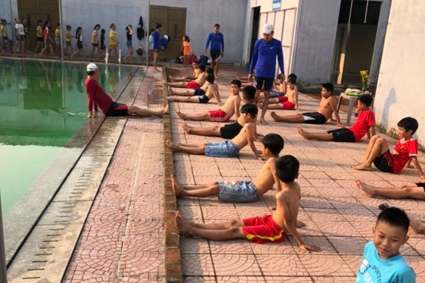 Những lớp dạy bơi ngày hè cho trẻ - Anh 1