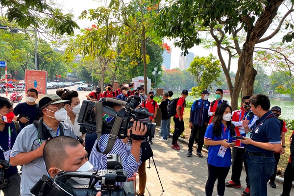 Đoàn vận động viên Thái Lan khám phá Hà Nội trên xe buýt 2 tầng - Anh 3