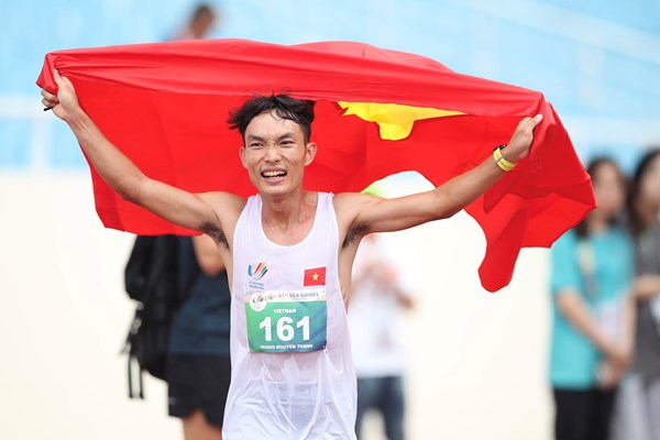 Hoàng Nguyên Thanh mang về  chiếc HCV  SEA  Games marathon nam đầu tiên cho Việt Nam - Anh 1