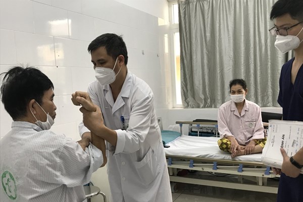 Hai người Việt Nam đầu tiên liệt chân, teo cơ vì ăn hạt muồng tây chữa bệnh - Anh 2