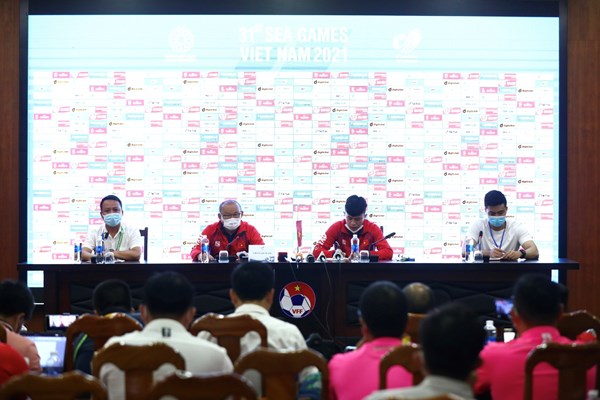 HLV Park Hang-seo: Tôi có trách nhiệm dẫn dắt đội tuyển đi đến thắng lợi - Anh 2