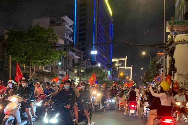 Người dân cả nước xuống đường mừng chiến thắng của U23 Việt Nam - Anh 10
