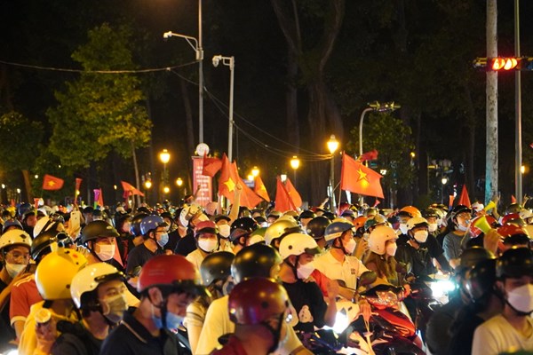 Người dân cả nước xuống đường mừng chiến thắng của U23 Việt Nam - Anh 12