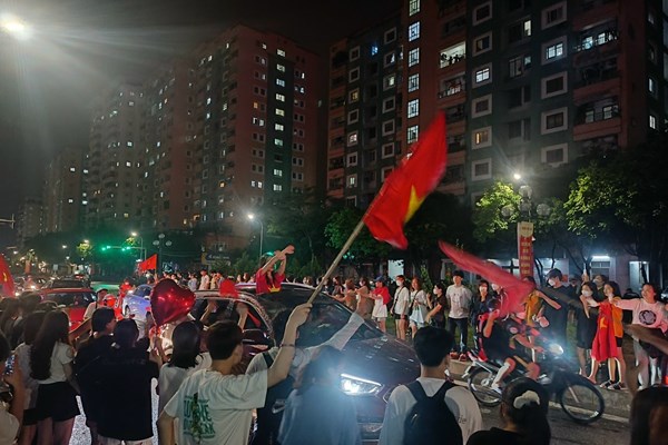 Người dân cả nước xuống đường mừng chiến thắng của U23 Việt Nam - Anh 1