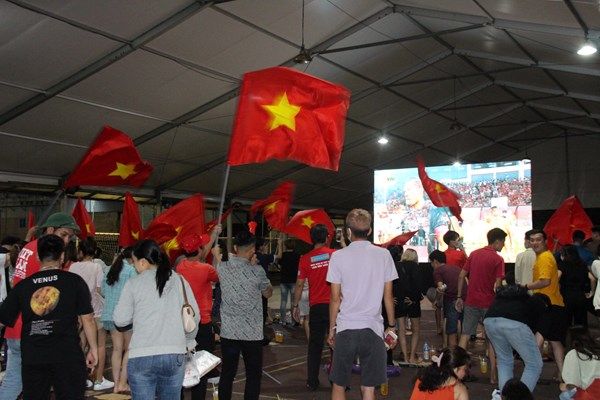 Người dân cả nước xuống đường mừng chiến thắng của U23 Việt Nam - Anh 6