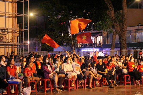 Người dân cả nước xuống đường mừng chiến thắng của U23 Việt Nam - Anh 4