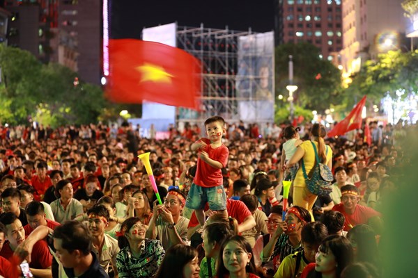 Người dân cả nước xuống đường mừng chiến thắng của U23 Việt Nam - Anh 9