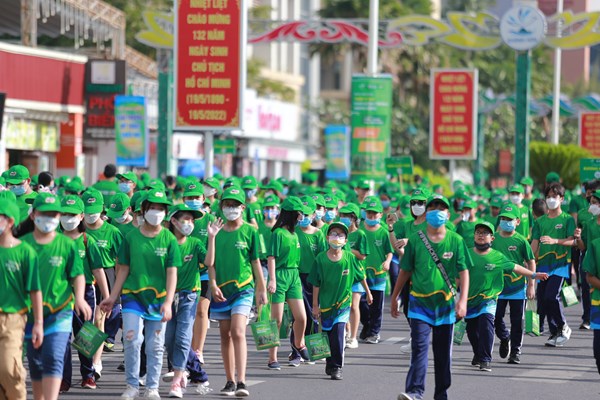 Khánh Hoà: Gần 10.000 học sinh và phụ huynh tham dự “Ngày hội đi bộ” - Anh 1