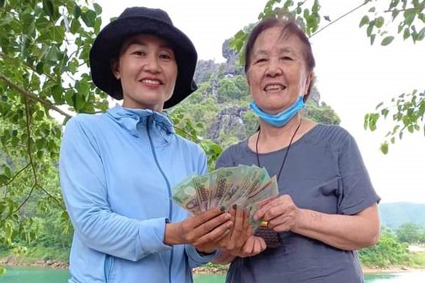 Người thợ chụp ảnh ở Phong Nha tìm trả lại ví tiền cho du khách - Anh 1
