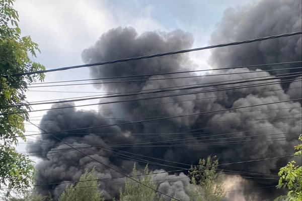 Quảng Nam: Đang cháy lớn tại xưởng may ở cụm công nghiệp Trảng Nhật - Anh 2