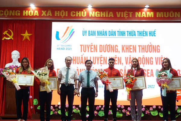 Chủ tịch tỉnh Thừa Thiên Huế khen thưởng các vận động viên có thành tích xuất sắc tại SEA Games 31 - Anh 1