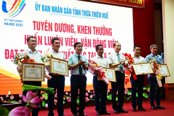 Chủ tịch tỉnh Thừa Thiên Huế khen thưởng các vận động viên có thành tích xuất sắc tại SEA Games 31 - Anh 2