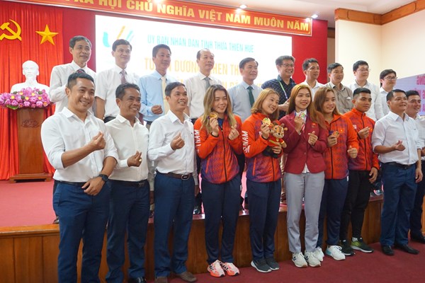 Chủ tịch tỉnh Thừa Thiên Huế khen thưởng các vận động viên có thành tích xuất sắc tại SEA Games 31 - Anh 3