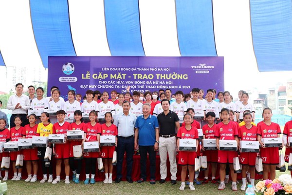 Tôn vinh các HLV, VĐV bóng đá nữ Hà Nội đoạt huy chương tại SEA Games 31 - Anh 1