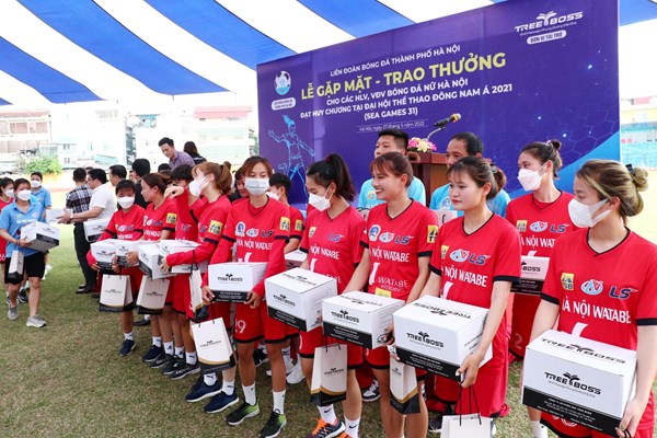 Tôn vinh các HLV, VĐV bóng đá nữ Hà Nội đoạt huy chương tại SEA Games 31 - Anh 5