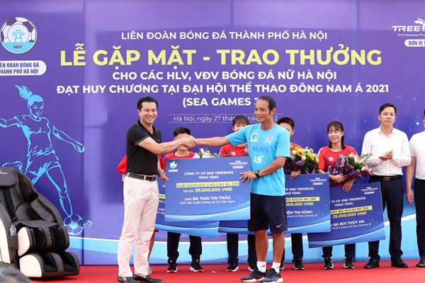 Tôn vinh các HLV, VĐV bóng đá nữ Hà Nội đoạt huy chương tại SEA Games 31 - Anh 6