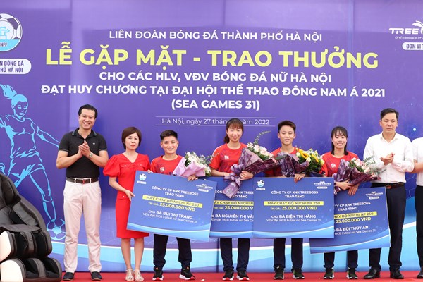 Tôn vinh các HLV, VĐV bóng đá nữ Hà Nội đoạt huy chương tại SEA Games 31 - Anh 3