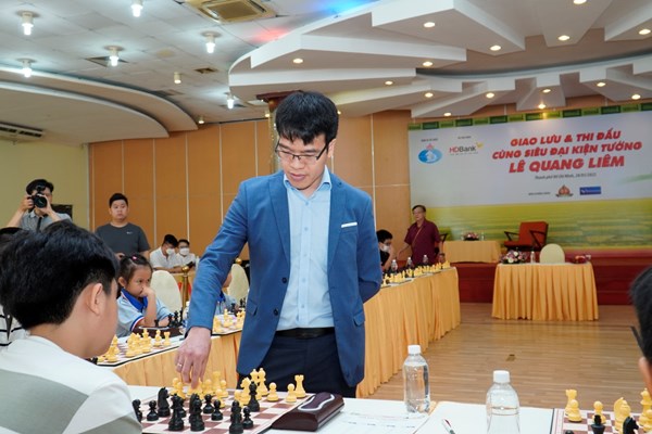 Lê Quang Liêm truyền cảm hứng chơi cờ cho các kỳ thủ nhí - Anh 1