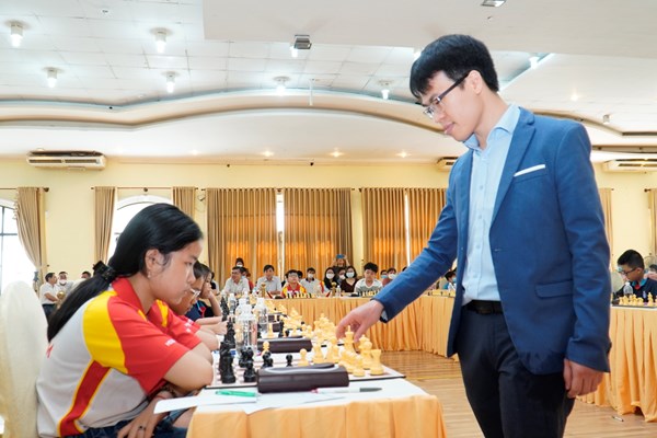 Lê Quang Liêm truyền cảm hứng chơi cờ cho các kỳ thủ nhí - Anh 3