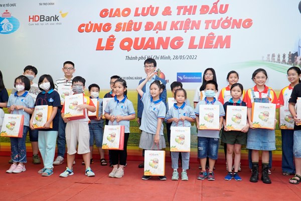 Lê Quang Liêm truyền cảm hứng chơi cờ cho các kỳ thủ nhí - Anh 6
