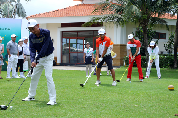 Giải Golf gây quỹ học bổng hỗ trợ sinh viên tài năng thể thao - Anh 1