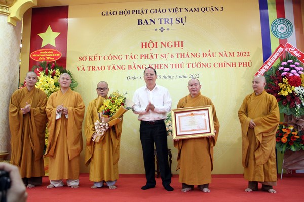 Phật giáo Quận 3, TP.HCM đón nhận Bằng khen của Thủ tướng Chính phủ - Anh 1