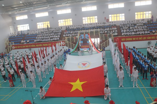 “Kình ngư” Nguyễn Huy Hoàng rước đuốc tại lễ khai mạc Đại hội TDTT tỉnh Quảng Bình - Anh 1